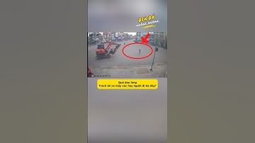 Quá đau lòng! Trách lái xe máy xúc hay người đi bộ đây