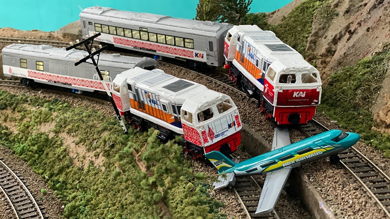 Drama Kereta Api CC206 Merah Putih Anjlok Terguling Menabrak Pewasat Capung Di Rel Menikung