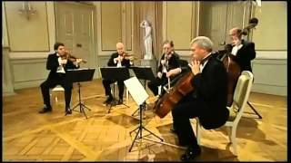Mozart - Eine Kleine Nachtmusik - Menuetto (Allegretto) Movt.3 - Gewandhaus Quartett Resimi
