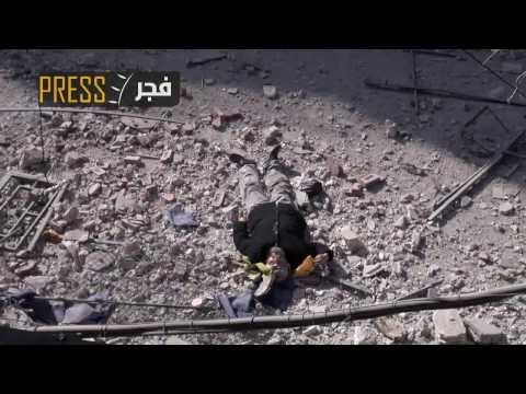 جثة مدني من أهالي مخيم اليرموك بدمشق تعرض للقنص اليوم الاحد 10 11 2013 فجر Press 