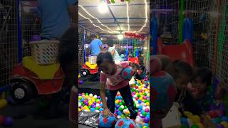 jajar bola biru di arena odong-odong bebek