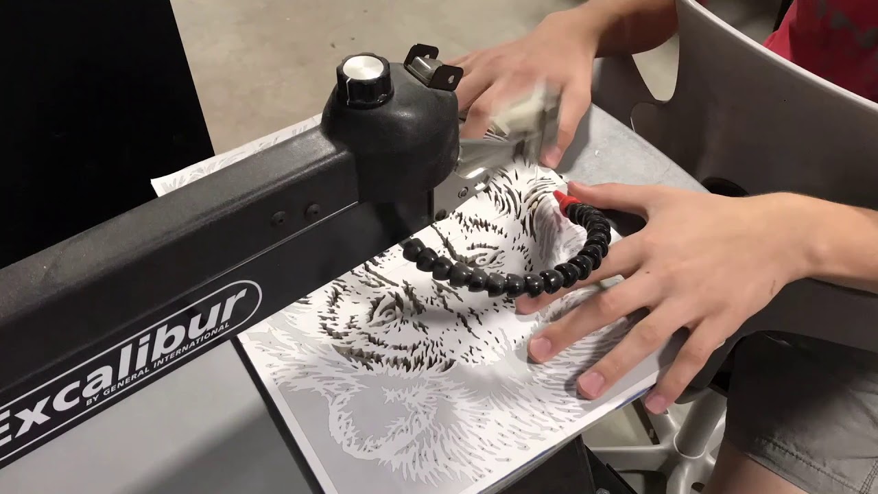 Cutting a Lion portrait on the scroll saw (time lapse)