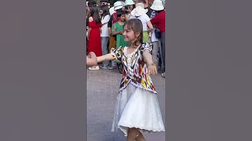 Thumbnail of Uyghur girls dancing at the International Bazaar in Xinjiang’s Urumqi, cute and elegant!