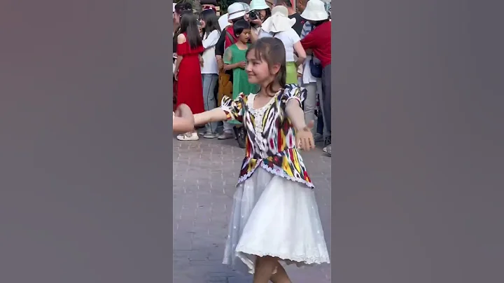 Uyghur girls dancing at the International Bazaar in Xinjiang’s Urumqi, cute and elegant! - DayDayNews