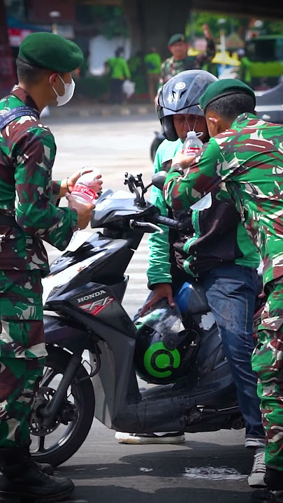 Water from the Indonesian National Armed Forces (TNI) helps communities affected by tear gas.