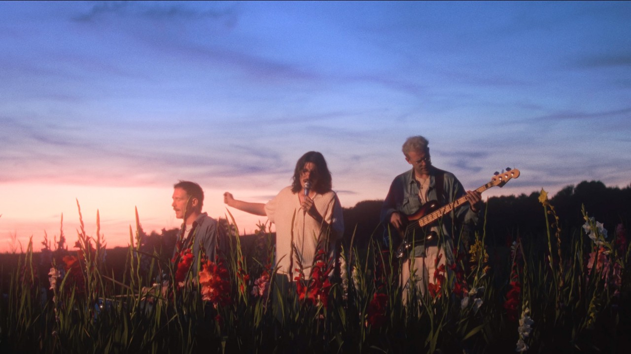 Watch Rathmann - Sommerblumen (Offizielles Musikvideo) on YouTube Watch Rathmann - Sommerblumen (Offizielles Musikvideo) on YouTube