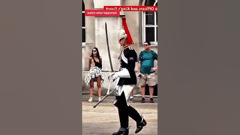 Don’t mess with the king’s guards #history #britishsoldier #tourist