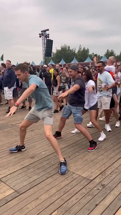 Watch and learn! CRAZY DANCE ROUTINE at TOMORROWLAND!
