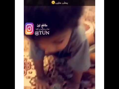 يحلب اخوه بقرة