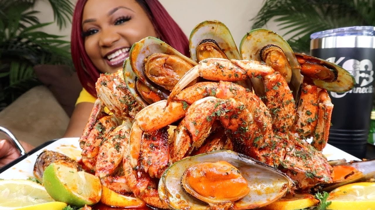 2x SPICY DUNGENESS CRAB LEGS + GREEN LIP MUSSELS , SEAFOOD BOIL MUKBANG