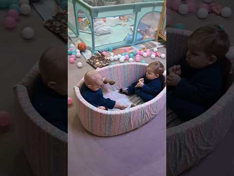 все шары вытащили из бассейна 🤦♀️⚪🔵🟣 #двойняшки #двойня #twins #шортс