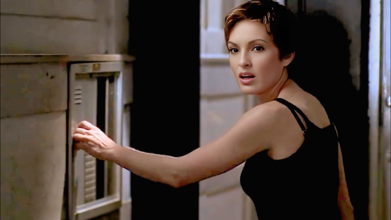 Ночью преступник врывается в дом сотрудницы полиции, чтобы напасть на нее, и шокируется, когда на...