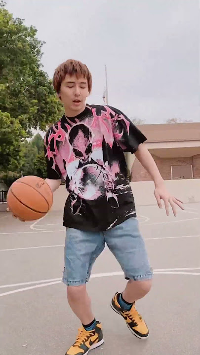 Fujii Kaze dribbles to the beat of his song. 🏀