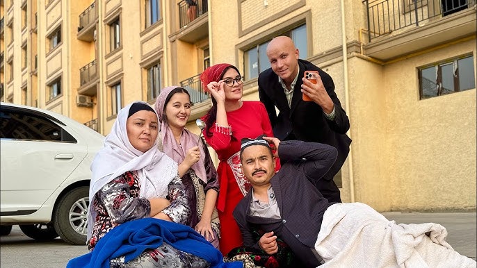 Katta kokrak galereyasi Uysiz odam bilan jinsiy aloqa