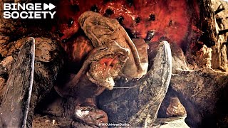 Tremors (1990) - They Try Bombs Against it