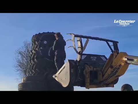 Un radar automatique entouré de pneus par des agriculteurs