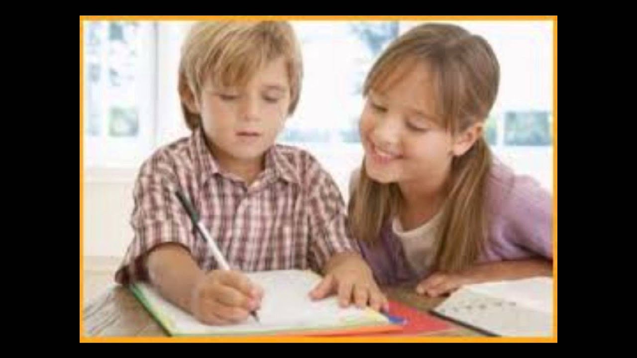 Будешь помогать с уроками. Дети помогают друг другу в учебе. Девочка учит мальчика. Мальчик и девочка делают уроки. Школьники нравственность.