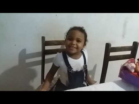 Mostrando a lancheira das meninas