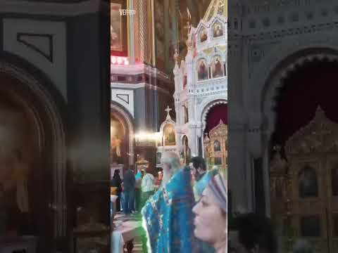 молебен перед иконой Божией Матери "Феодоровская"в Храме Христа Спасителя поют сестры Зачатьевского