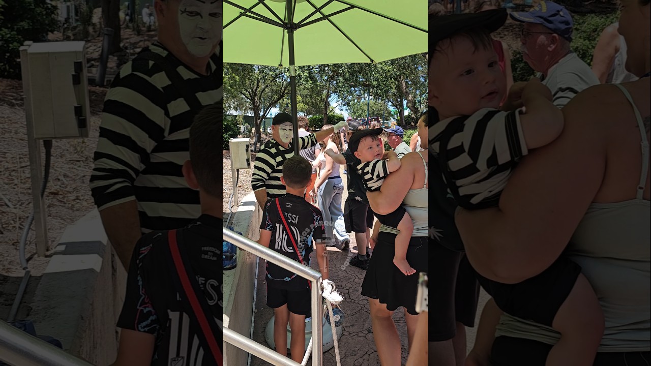 O encontro do bebê mímico e Tom o mímico 👶👏👏 #tomthemime #seaworldmime #bebemimico