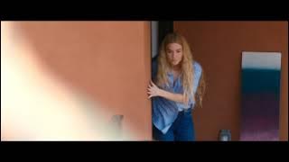 Alone (2020)- Eva and a zombie