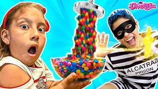 Maria Clara desvenda histórias divertidas com brinquedos mágicos - MC Divertida