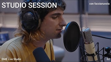 faccianuvola performa live "fulmine a ciel sereno / disperata gioventù" negli studi di Sony