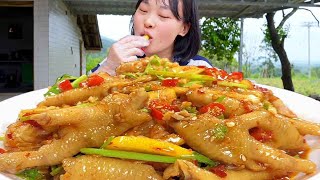 It's the season of eating lemon chicken feet again. Qiu Mei's cooking in a big pot is simple sour