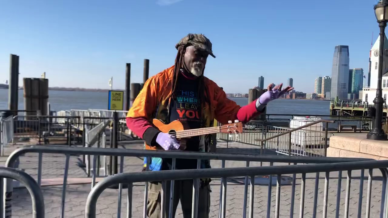 NYC Street Performer Sings in 3 Different Languages (BEST IN NEW YORK