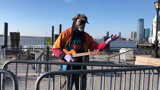 NYC Street Performer Sings in 3 Different Languages (BEST IN NEW YORK!!)