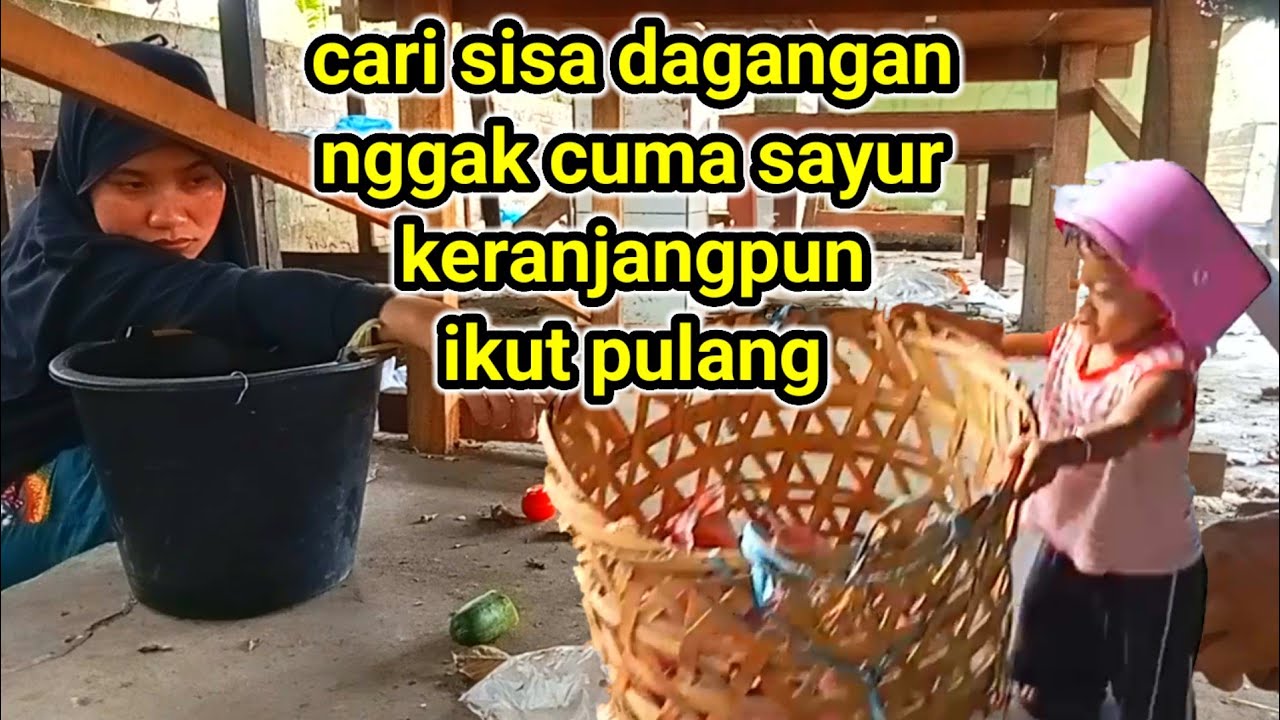 mulung sisa dagangan keranjangpun di angkut