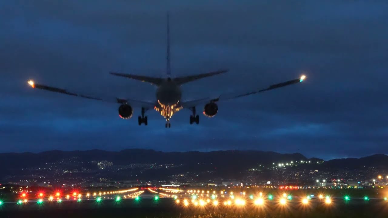 大迫力】息をのむ美しさ。千里川土手で見る飛行機のナイトランディング