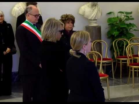 Maria De Filippi e Giorgia Meloni alla camera ardente di Maurizio Costanzo