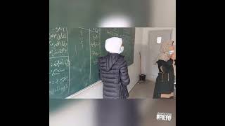 معلمة اللغة العربية أ.فايزة مخيمر مع جانب من حصة الصف الحادي عشر علمي.