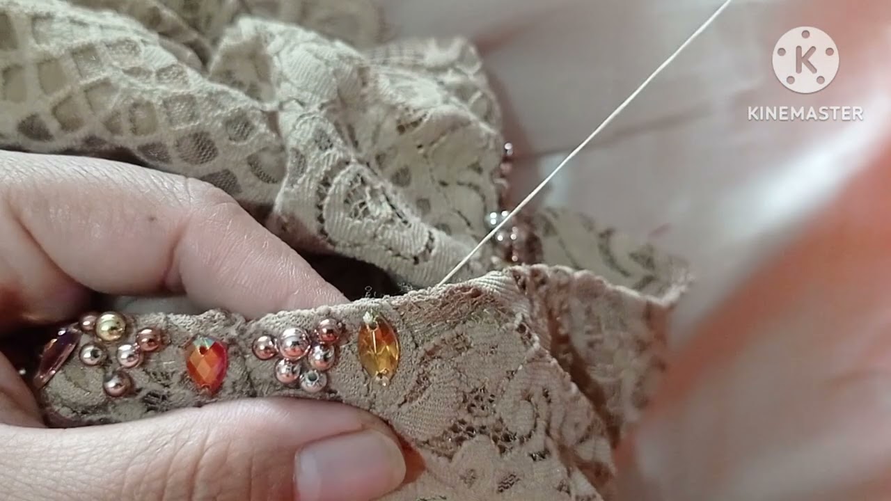 Teknik Memasang Payet Leher Pada Gaun Coklat Susu Mewah