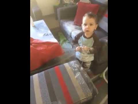 شاهد هذه الام كيف تصرخ على ابنها يضحك ويبكي بنفس الوقت