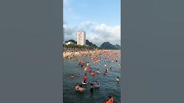 Bãi biển Hòn Gai Hạ Long, Quảng Ninh quá đông ngày cuối tuần #shorts
