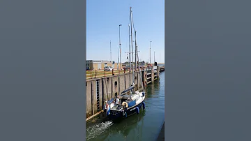 ??? Vlissingen Netherlands ???? Sluicebox @TravelwithHugoF  #boatlock #sluicebox #sluice #sluis