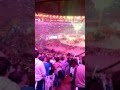 Publico cantando junto na cerimnia de encerramento dos jogos olmpicos rio 2016