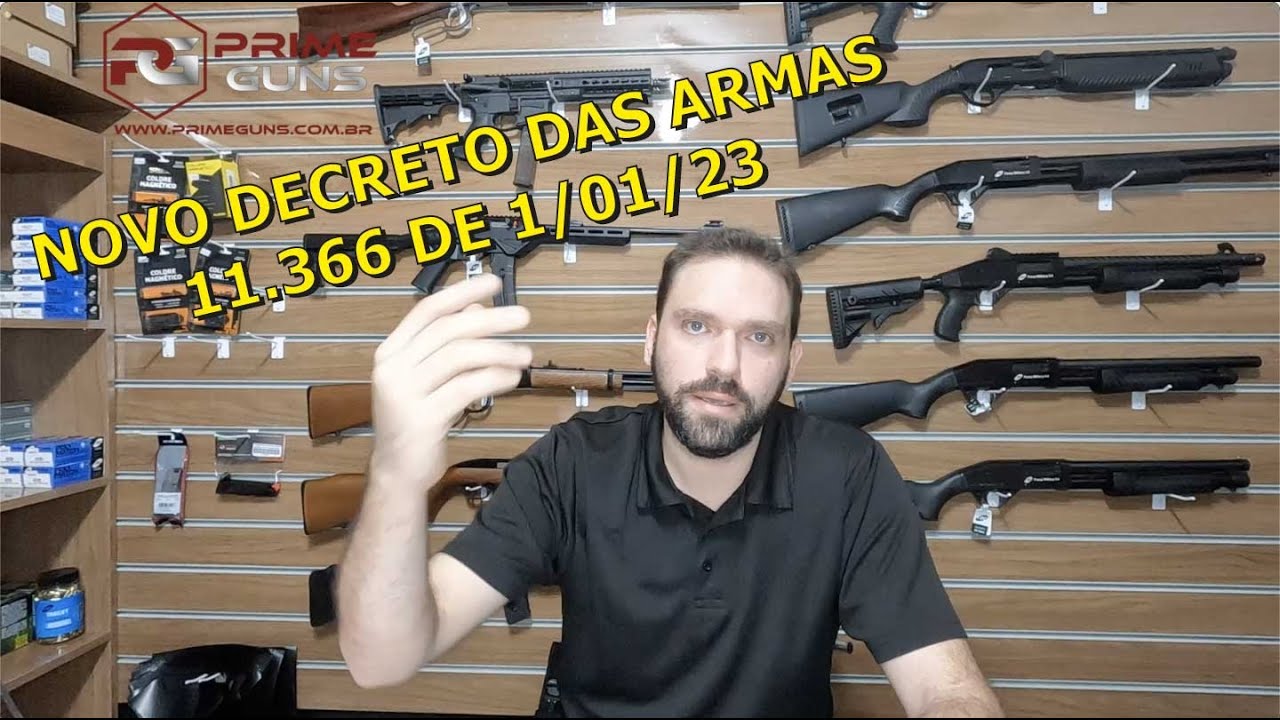 Um Ca?ador Com Uma Arma De Fogo Em Um Jogo Da Ca?a Da Mola Imagem