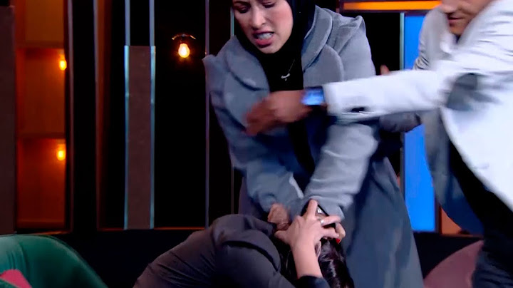 مراتي في ورطة - الضيفة ماقدرتش تستحمل اللي عملته فيها سارة زادة .. وجابتها من شعرها على الهواء!! 😱