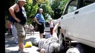 Как спасали котенка из-под машины Как спасали котенка из-под машины