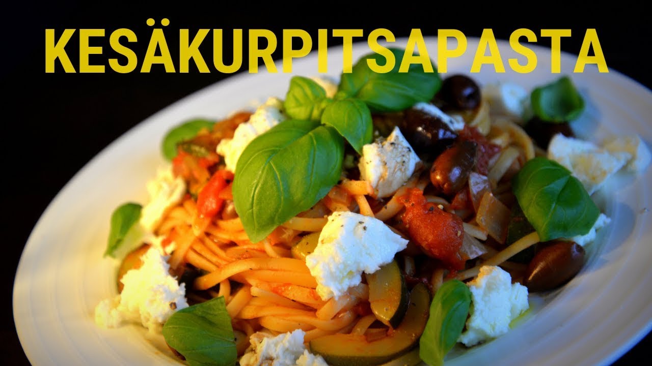 Kesäkurpitsa-fetapiirakka ja marinoidut tomaatit. 