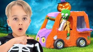 Un enfant joue à la chasse aux bonbons d'Halloween