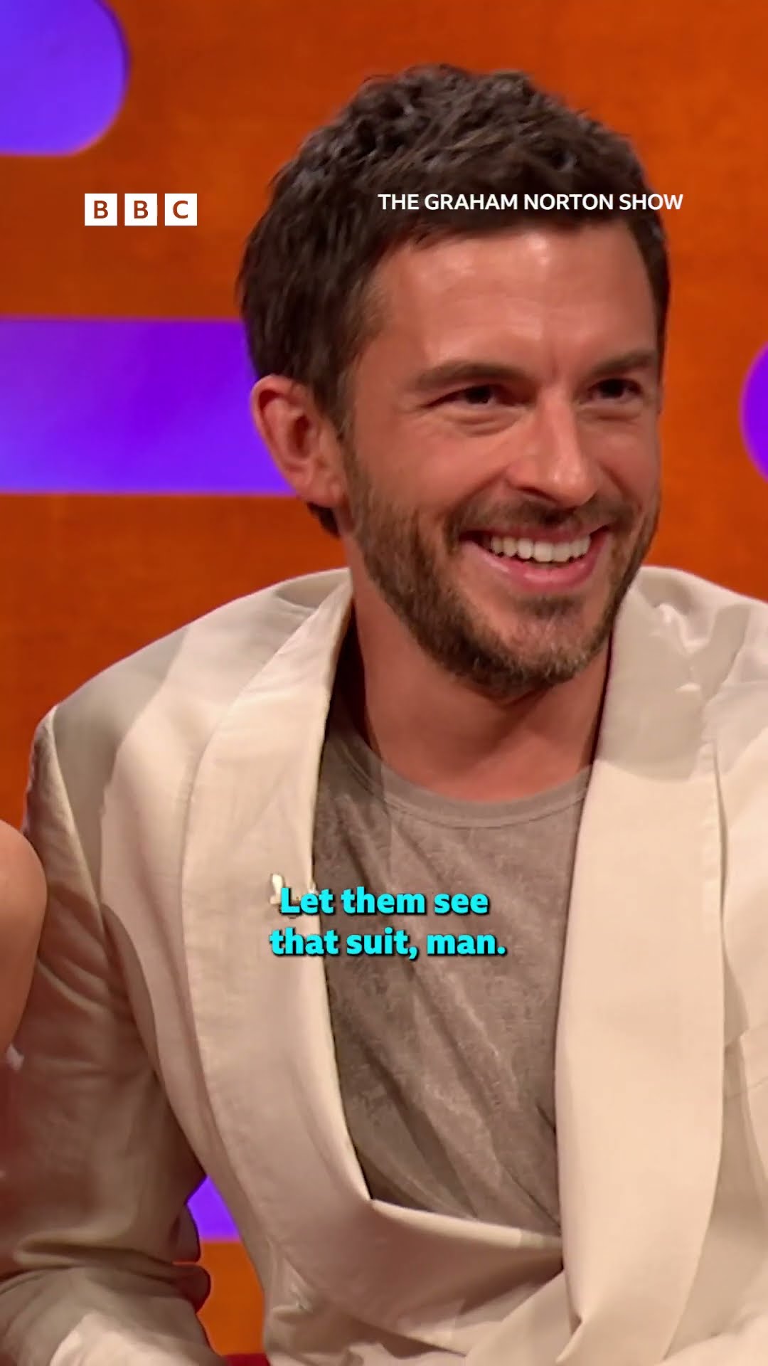 Jonathan Bailey showed off his new suit on Graham's sofa, MUCH to Jamie Foxx's approval!