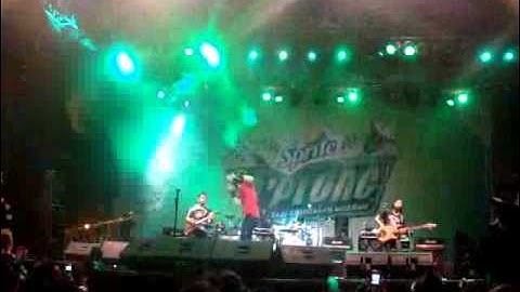 GIGI live at Alun-alun Utara Yogyakarta (Sprite dPlong 2010) | Beribadah Yukk