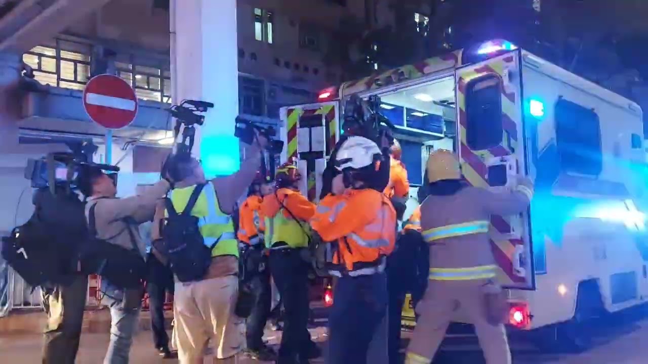 宏福苑。警察阻擋記者採訪。影片尾段。有人高舉區旗。2025,11,27