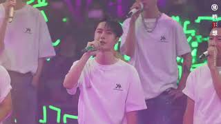 Bxg Yibo Sing By Looking At The Light Board Wangxiao