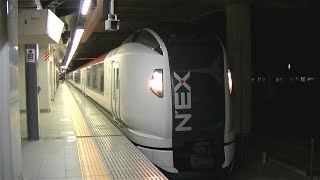 夜のJR新宿駅を発車するE259系特急成田エクスプレス高尾行き