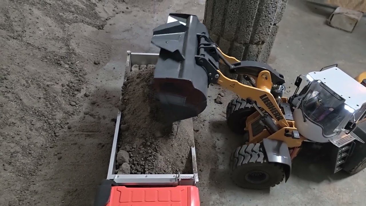 8×8 wird vom Liebherr 586 beladen 